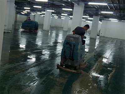青島某小區(qū)地下車庫進水，租賃坦能駕駛式洗地機T17、T7救場